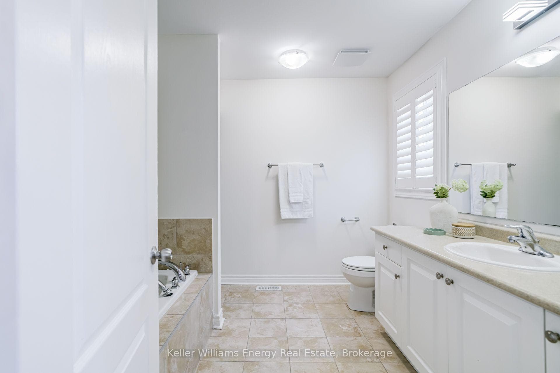 1342 Harlstone Crescent photo 20
