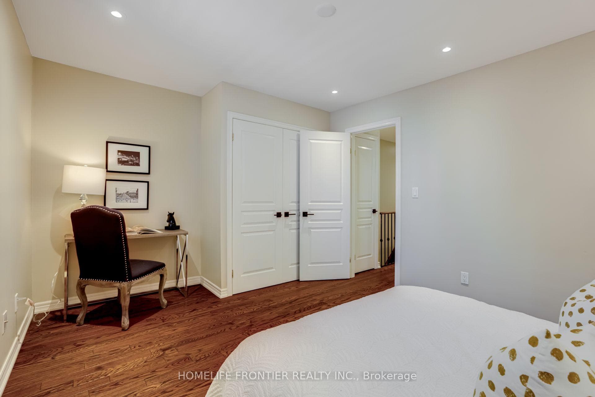 22 Balmoral Avenue Unit 4 photo 32