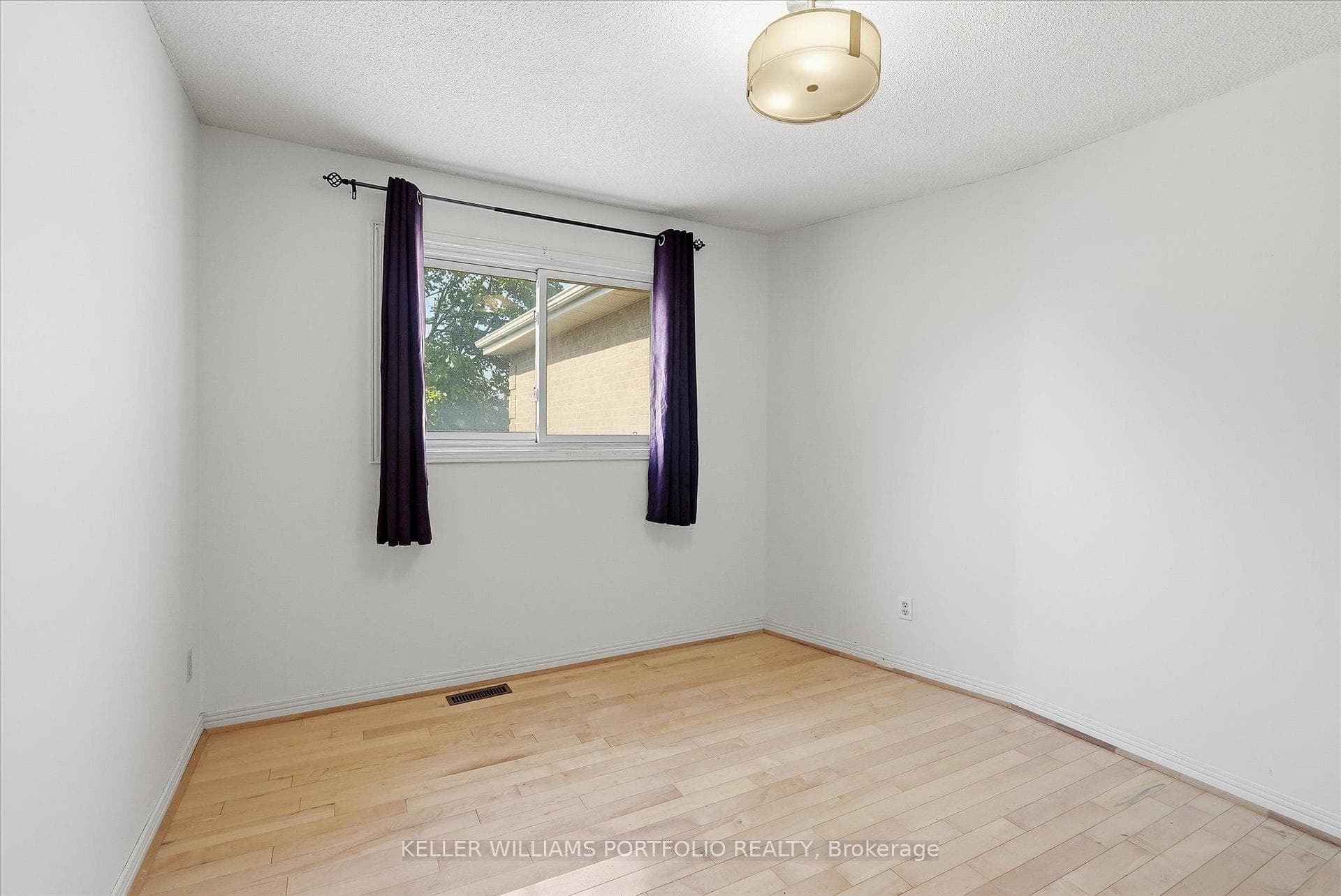 73 Jessica Gardens photo 50