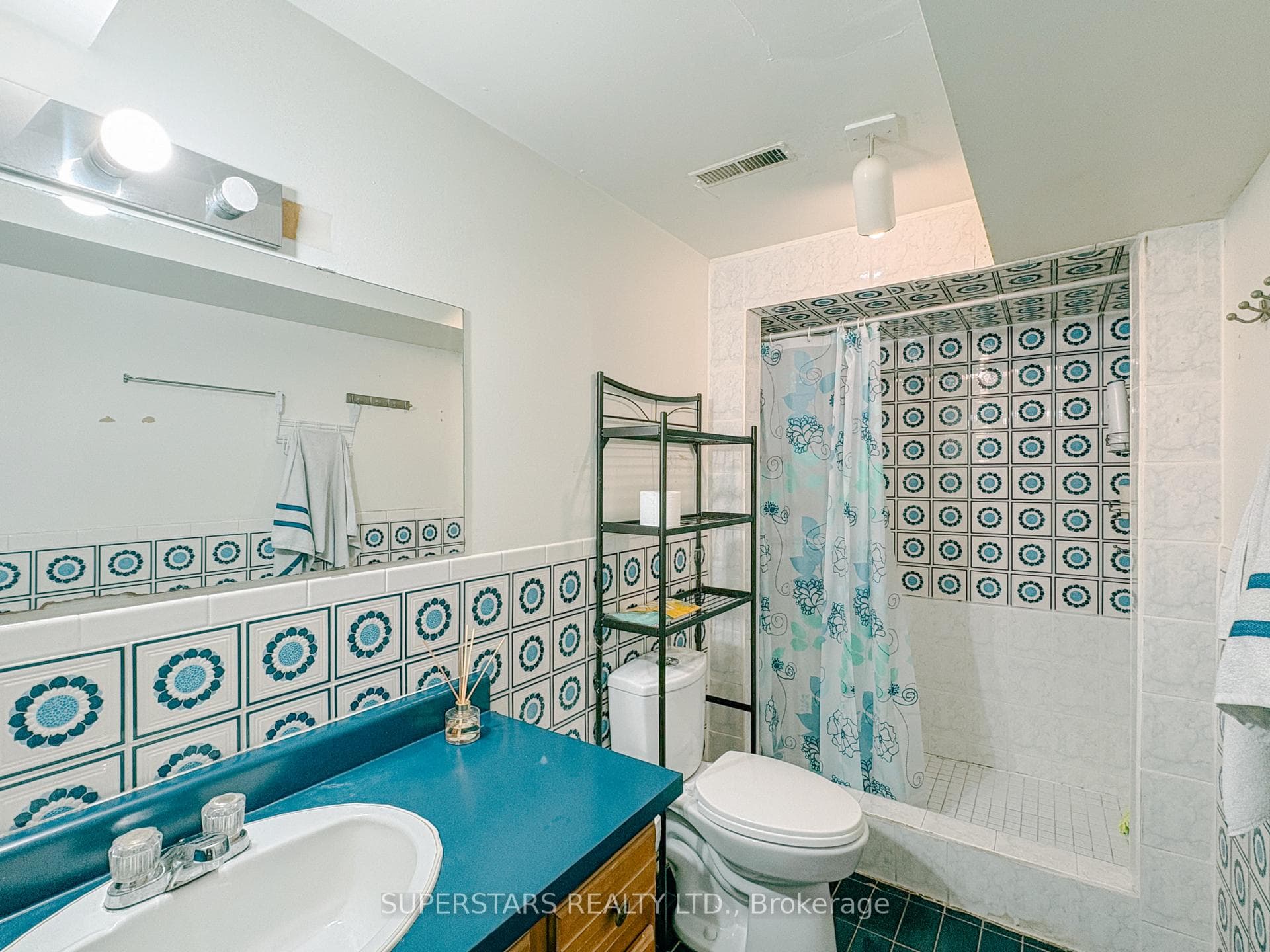 GENEROUSLY SIZED BATHROOM