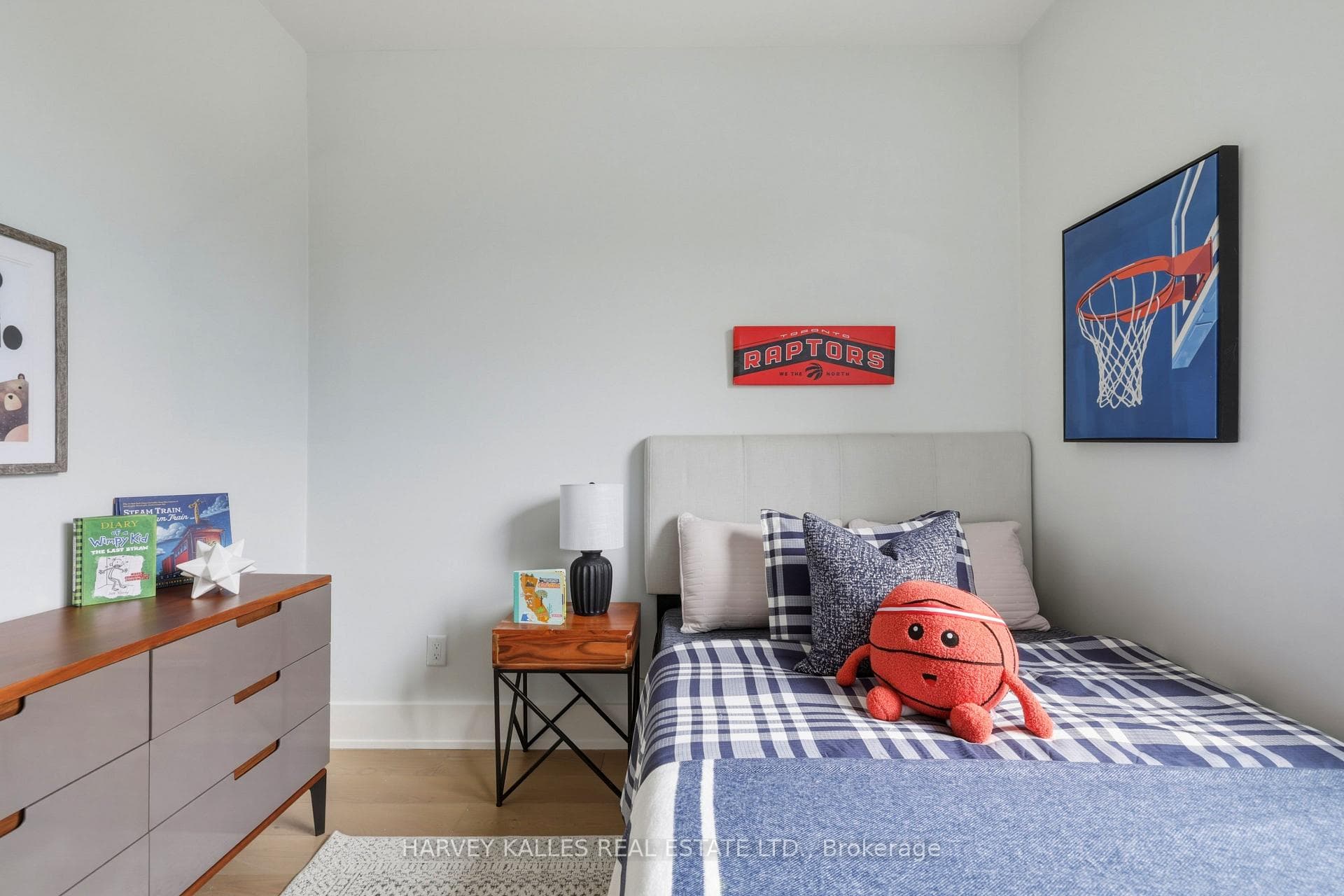 599 Soudan Avenue photo 37