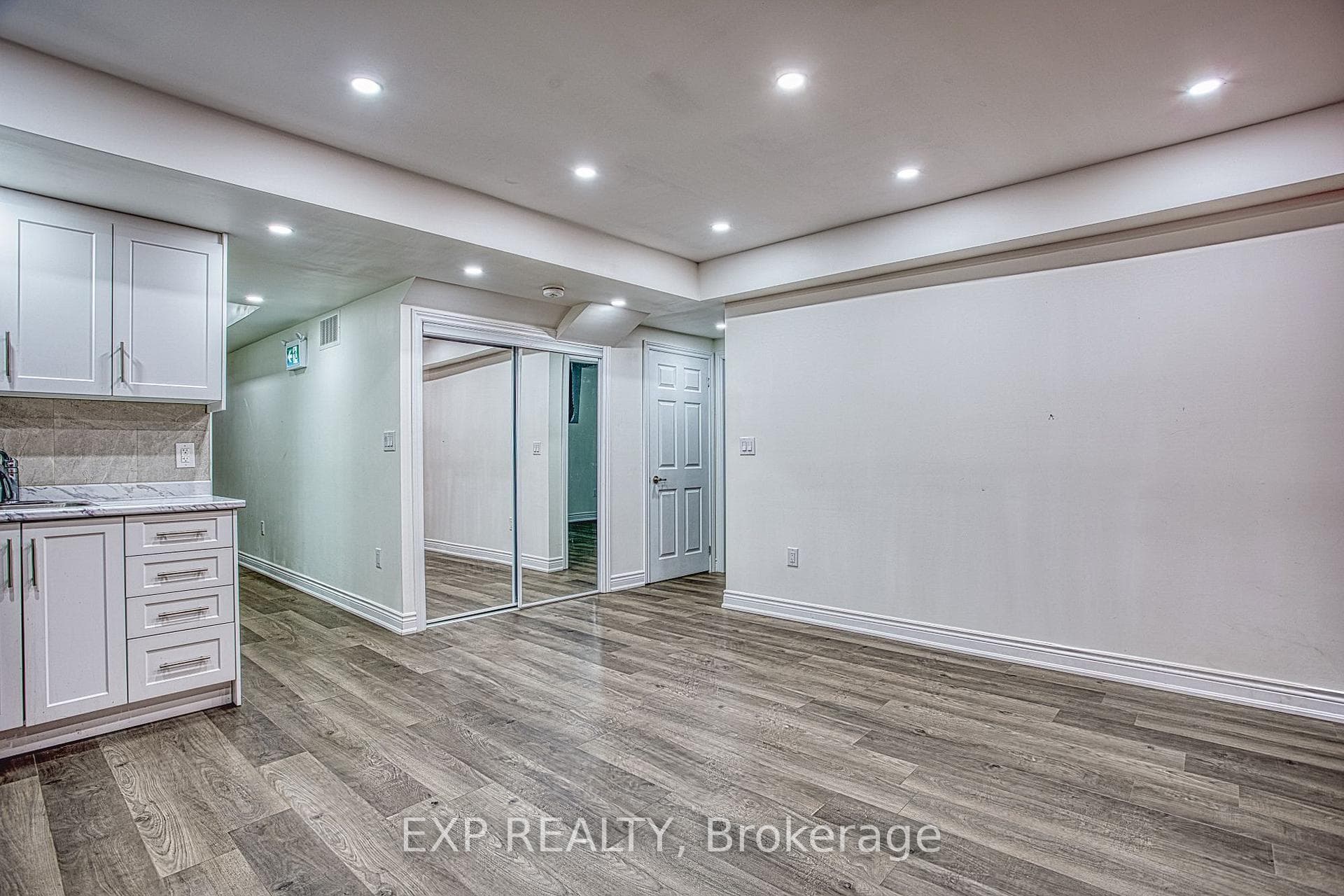15 Riley Avenue Unit Lower photo 8