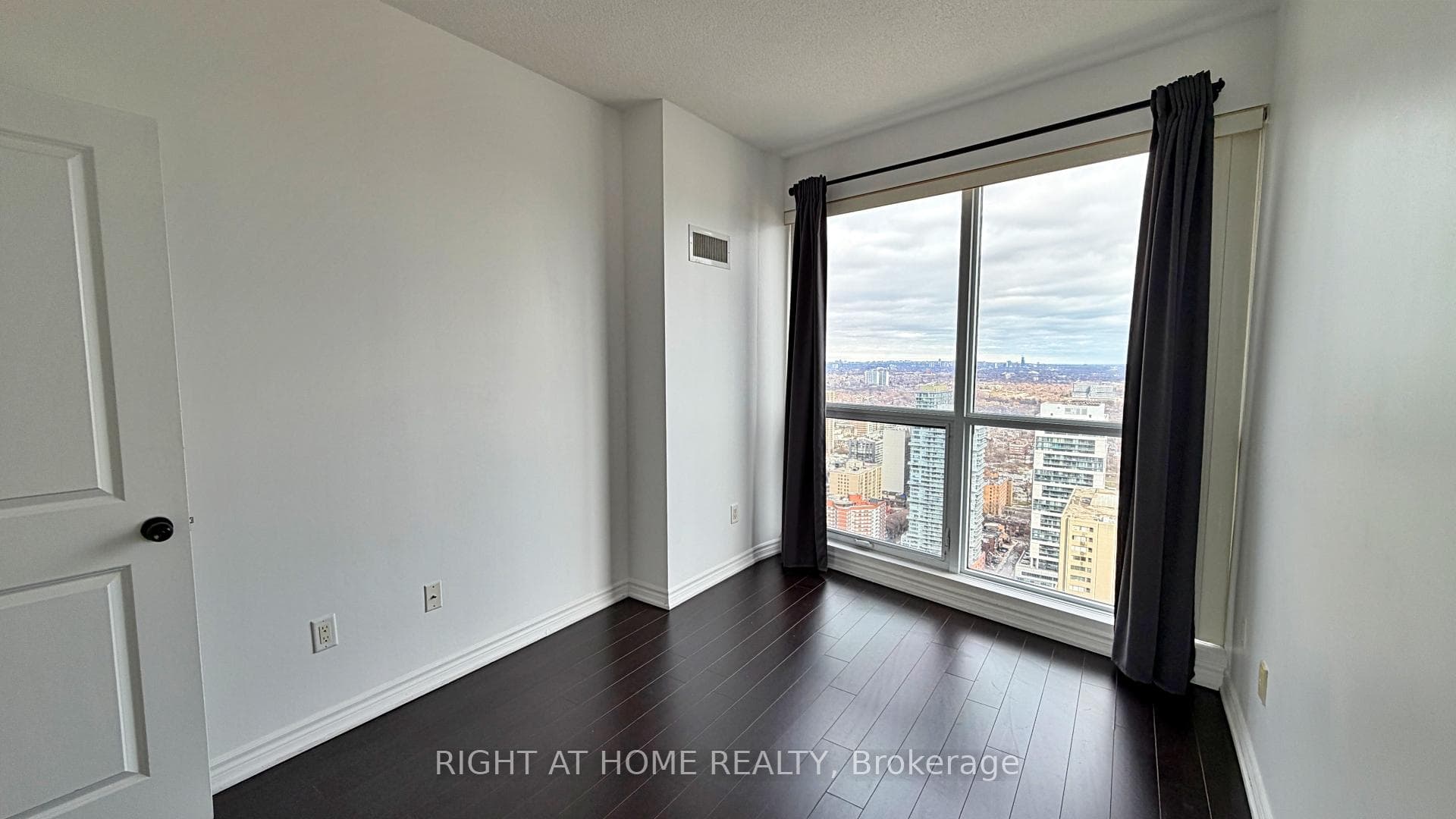 386 Yonge Street Unit 4207 photo 30