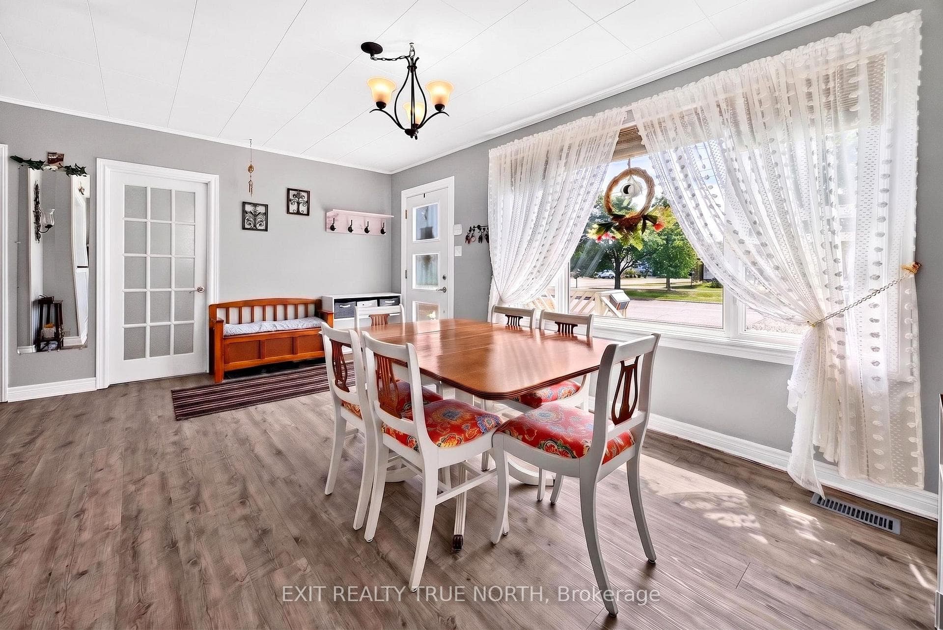 320 Yonge Street photo 4