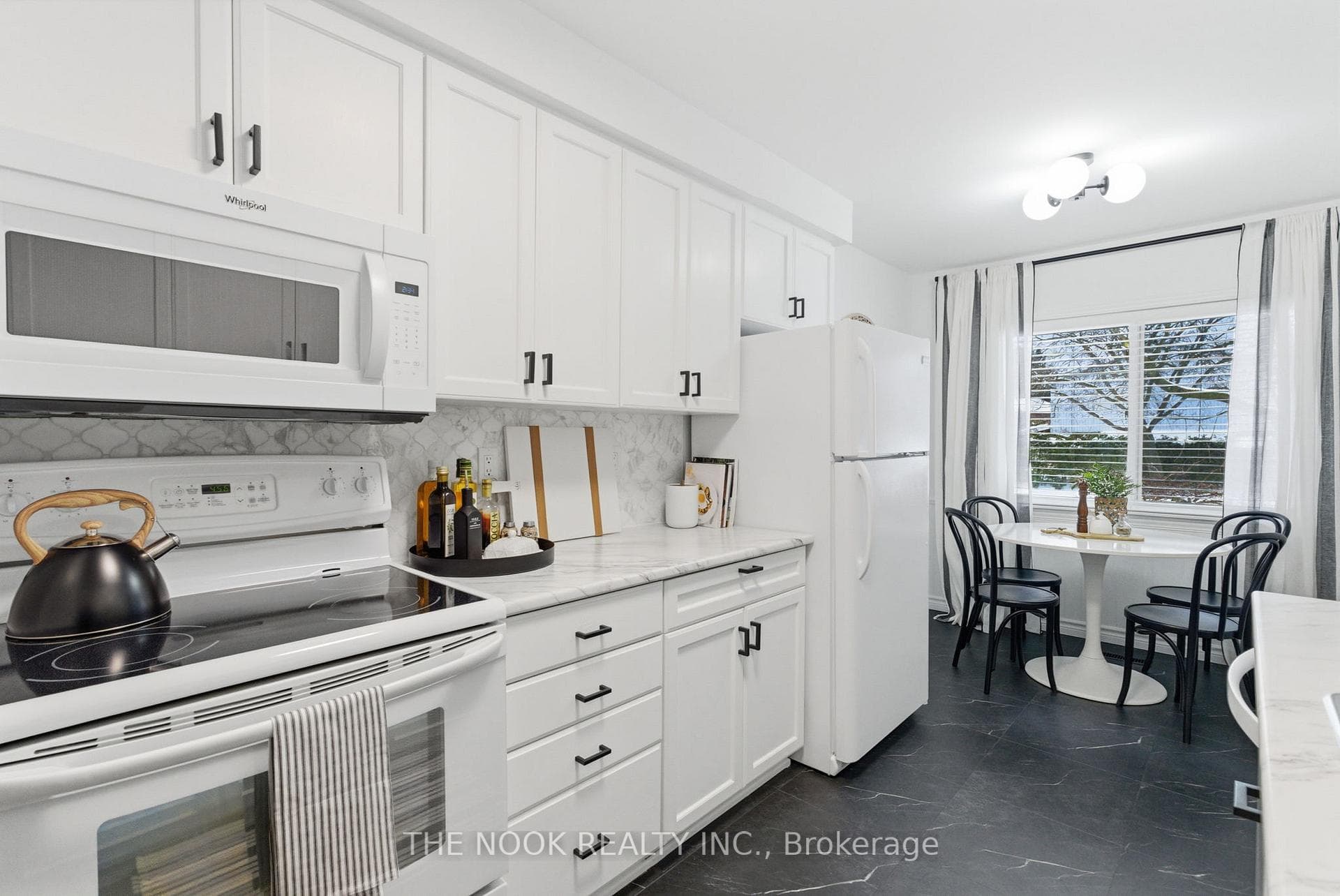 A good work space to the right of the stove
