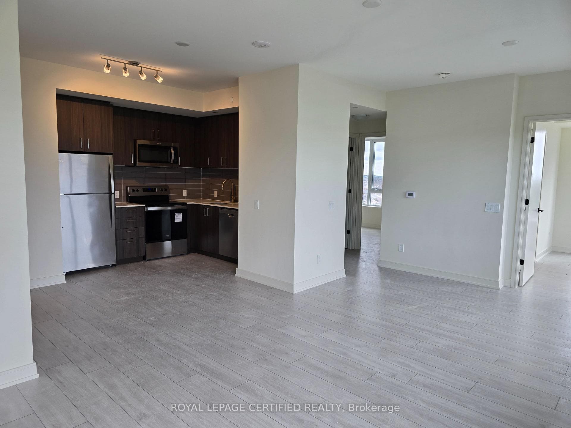 8010 Derry Road photo 11