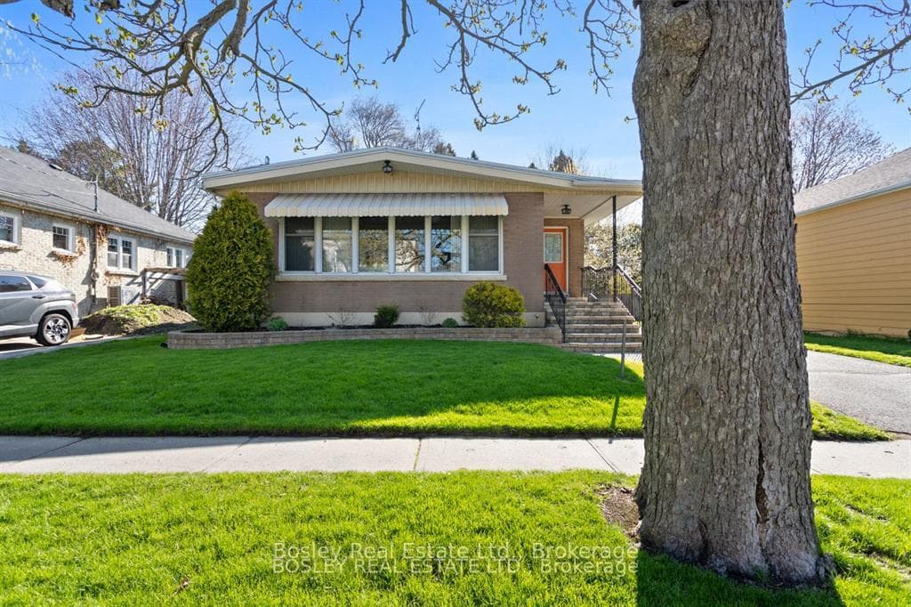 380 D'Arcy Street photo 2