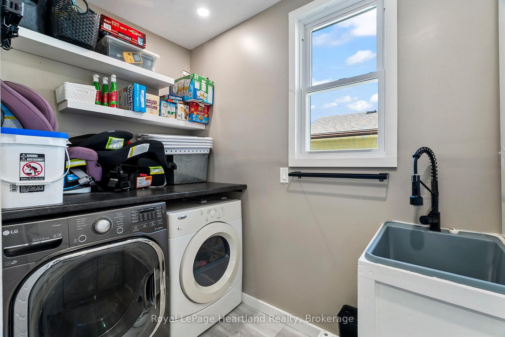 555 RAGLAN Street photo 12