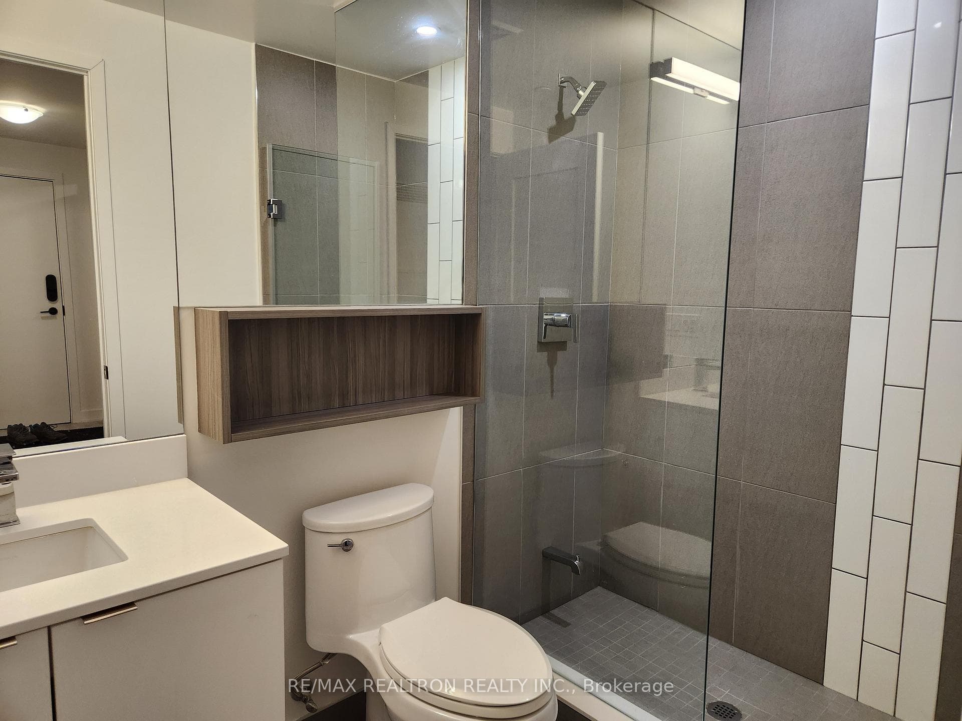 70 Princess Street Unit 2406 photo 14