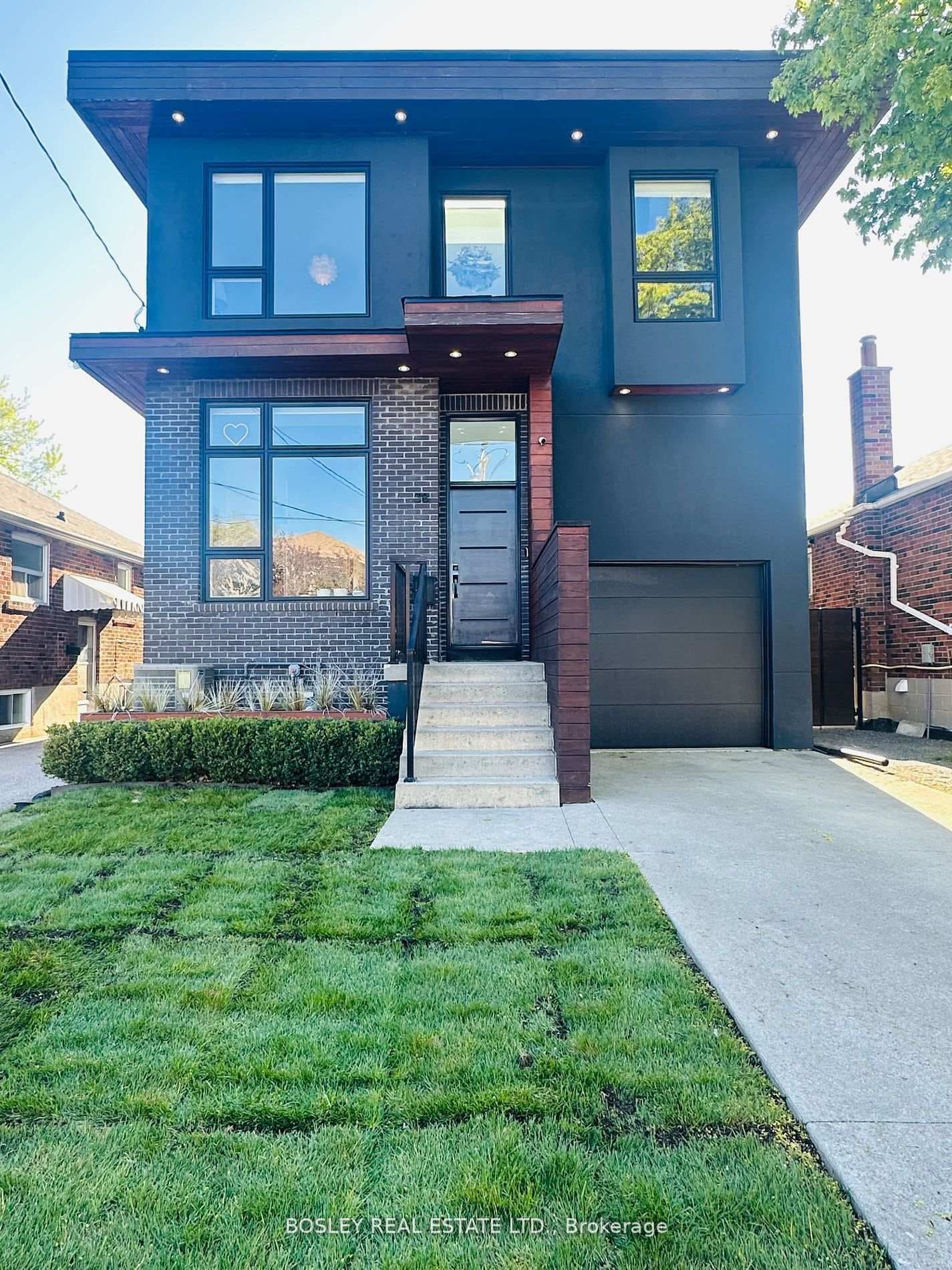 38 Roblin Avenue photo 1