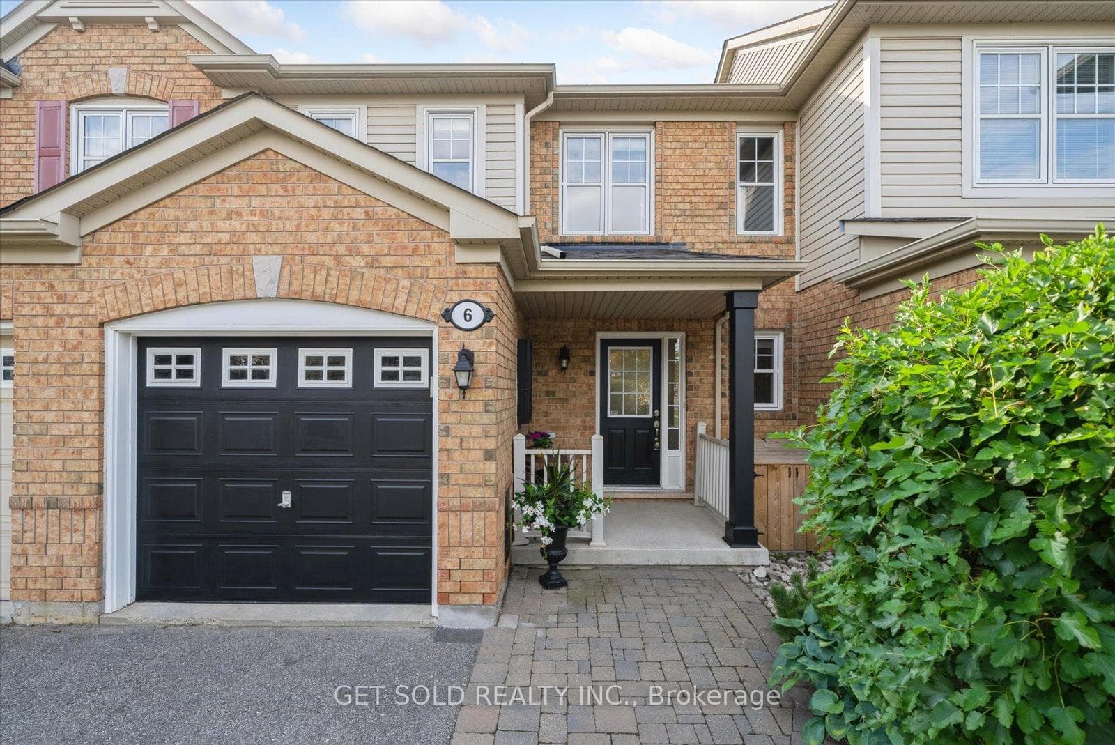 6 Dougherty Crescent photo 1