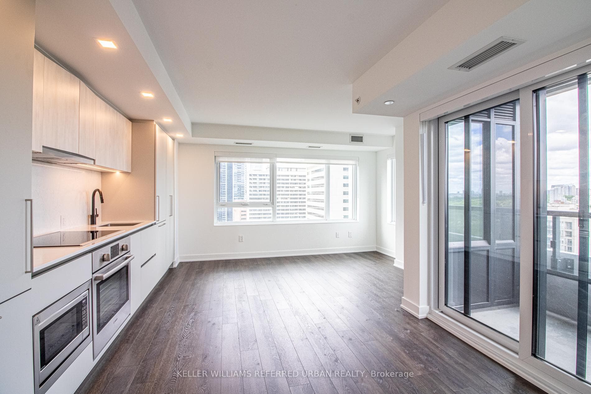 609 Sherbourne Street Unit 2104 photo 2