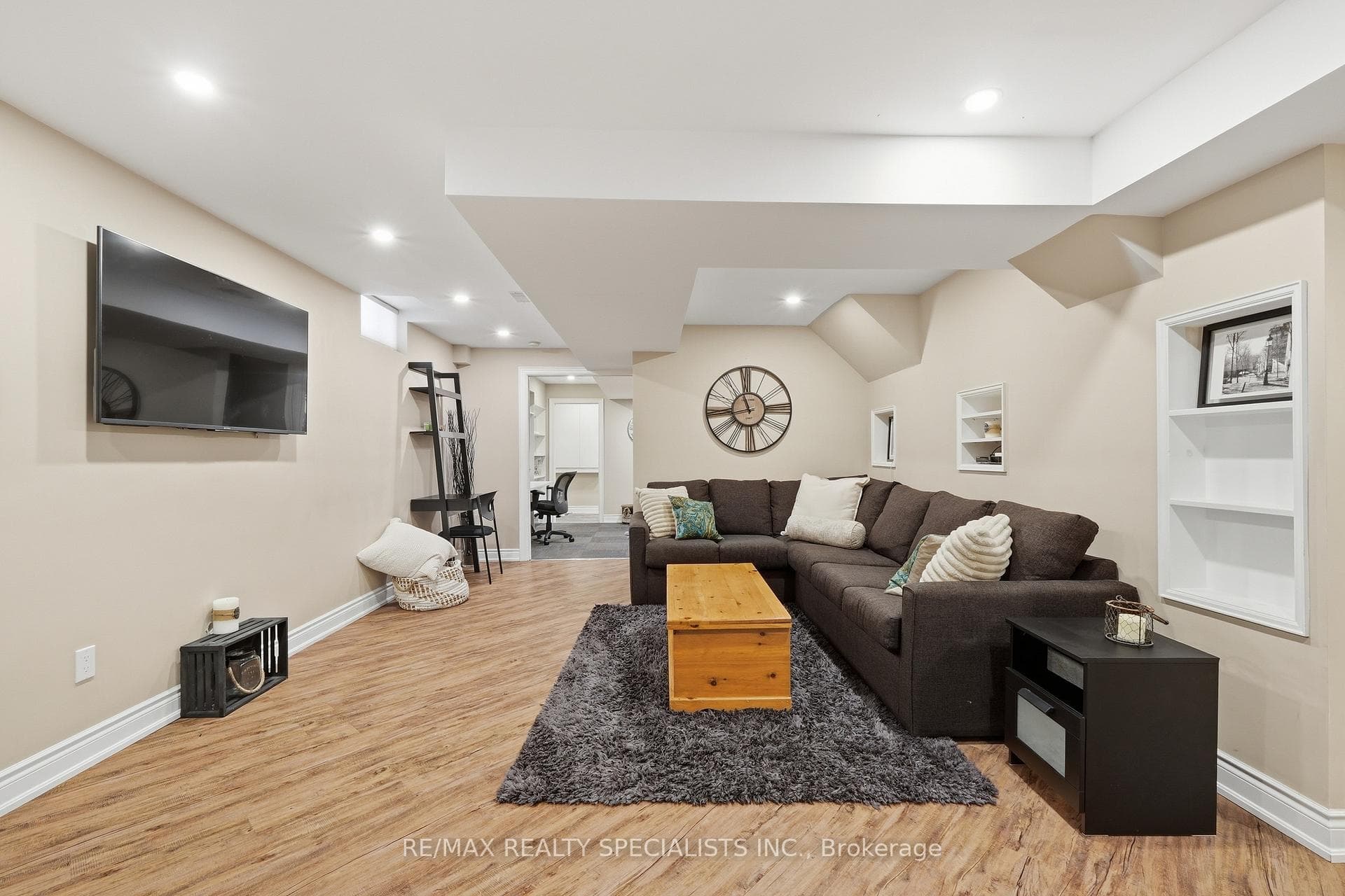 212 Ellis Crescent photo 31