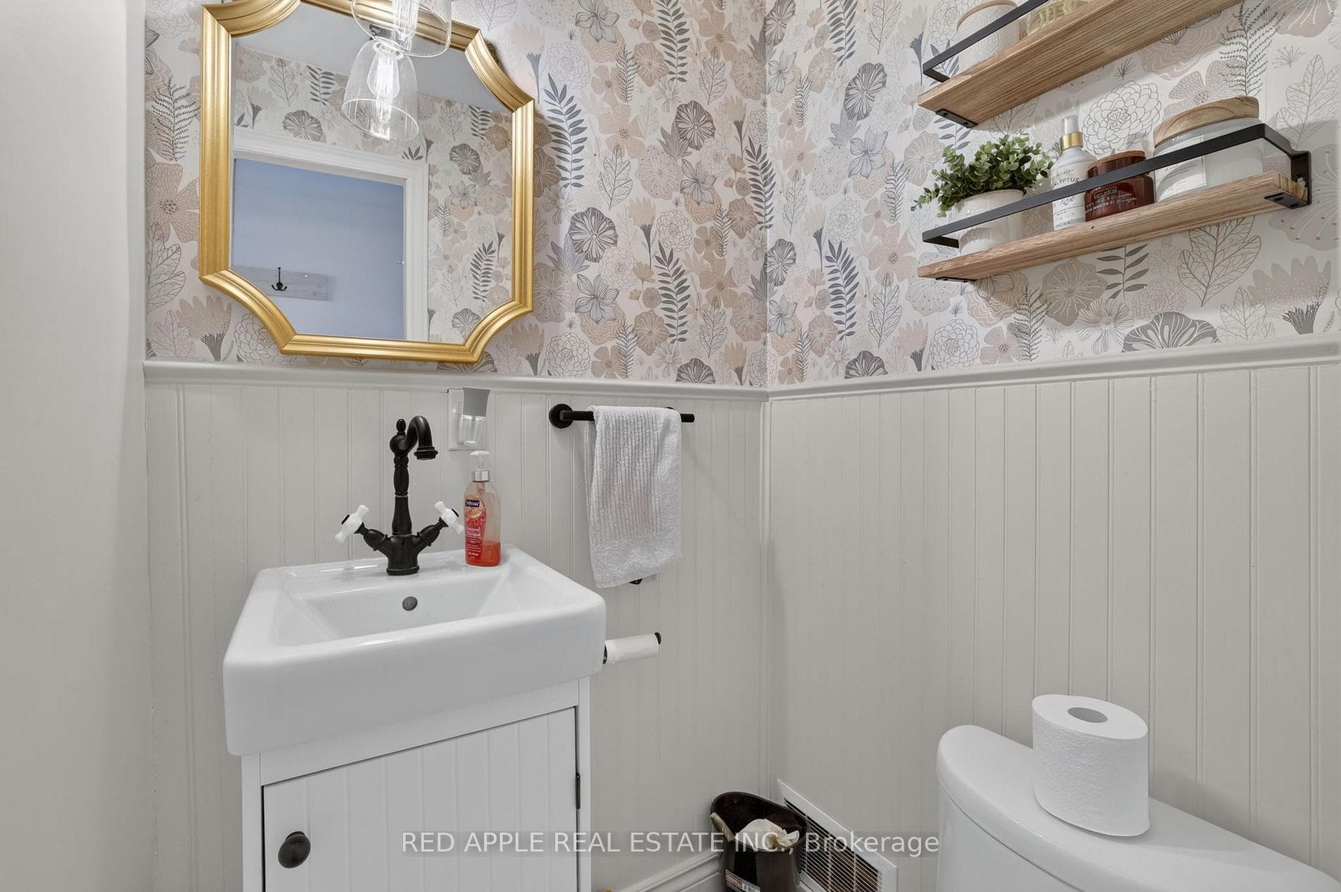 20435 Leslie Street photo 15