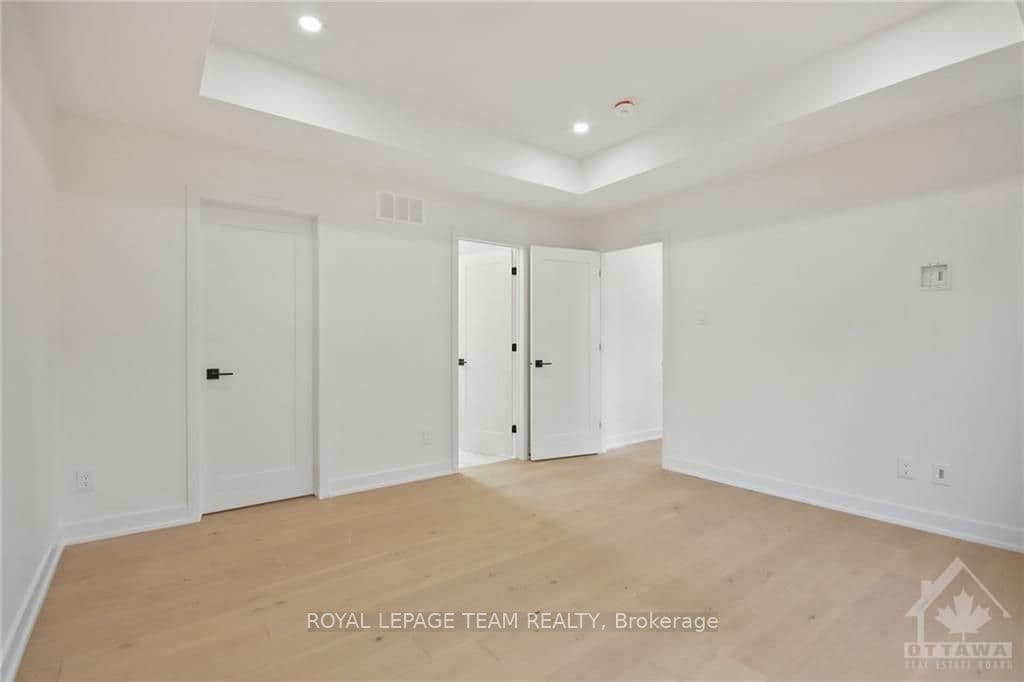 241 BREEZEHILL Avenue Unit A photo 20