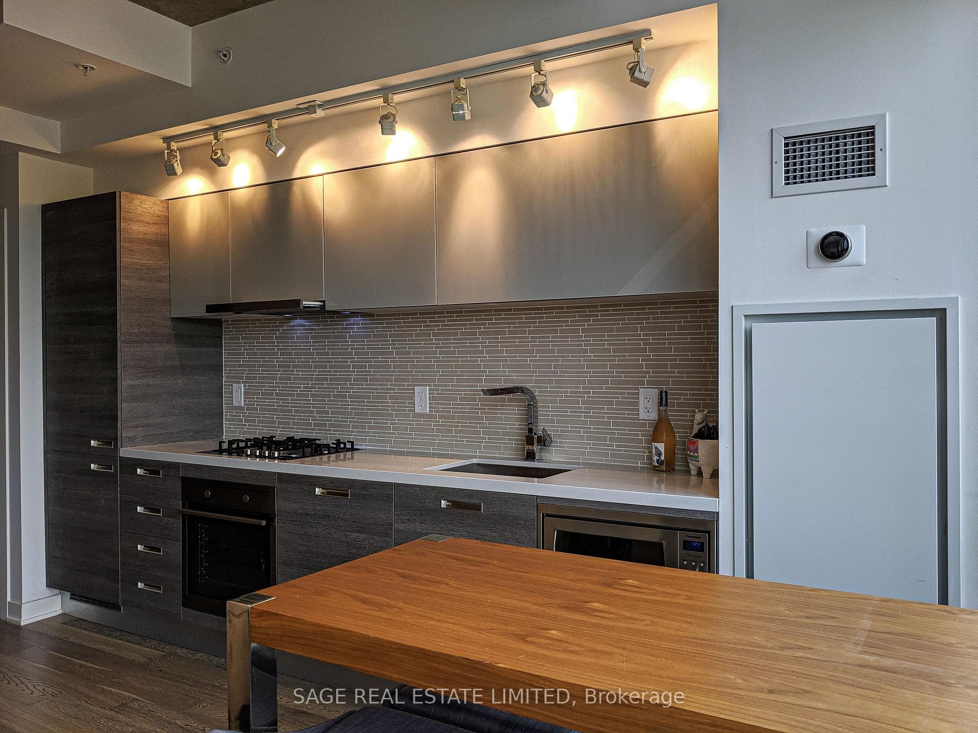 1239 Dundas Street Unit 704 photo 2