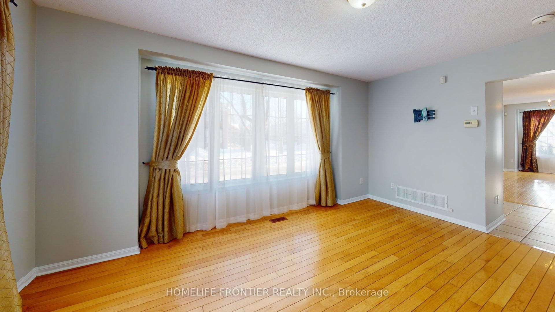 53 Frontenac Crescent photo 11