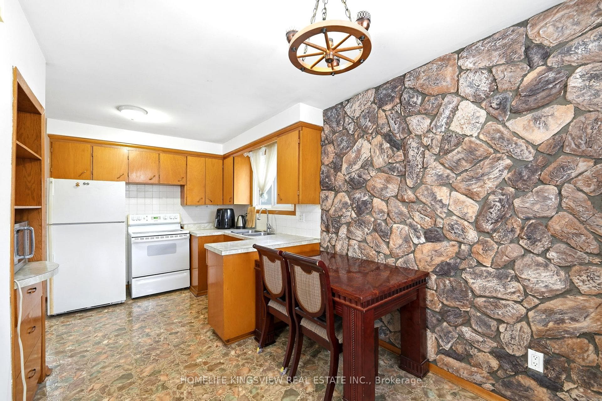 656 Athol Street photo 5