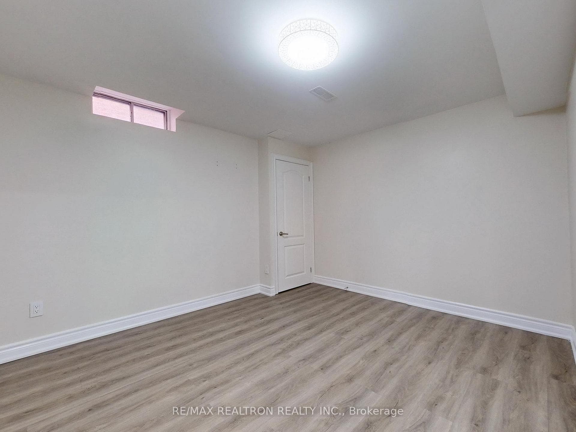 1605 Seguin Square photo 36