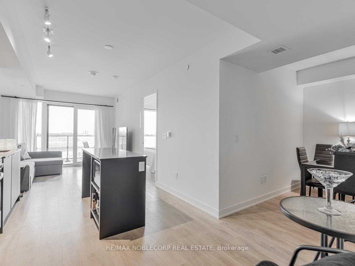 8 Tippett Road Unit 707 photo 13