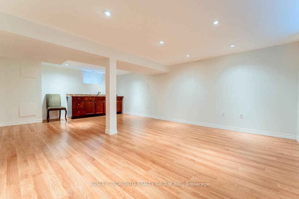 22 Lloyd Manor Road photo 35
