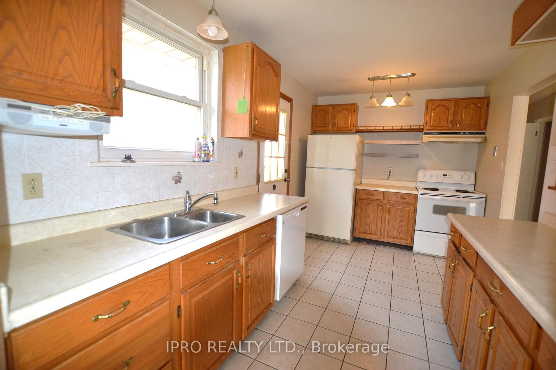 162 Mooregate Crescent photo 4