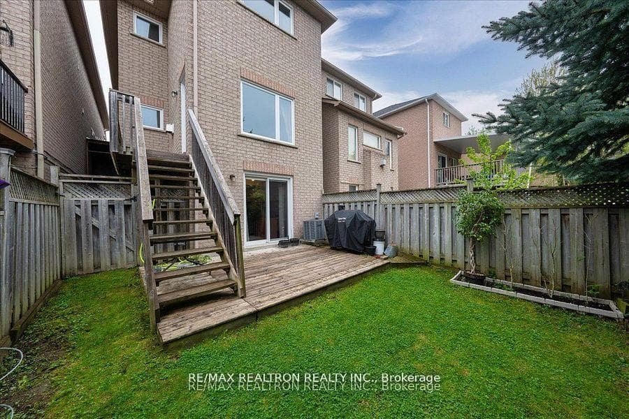 63 Carousel Crescent photo 41