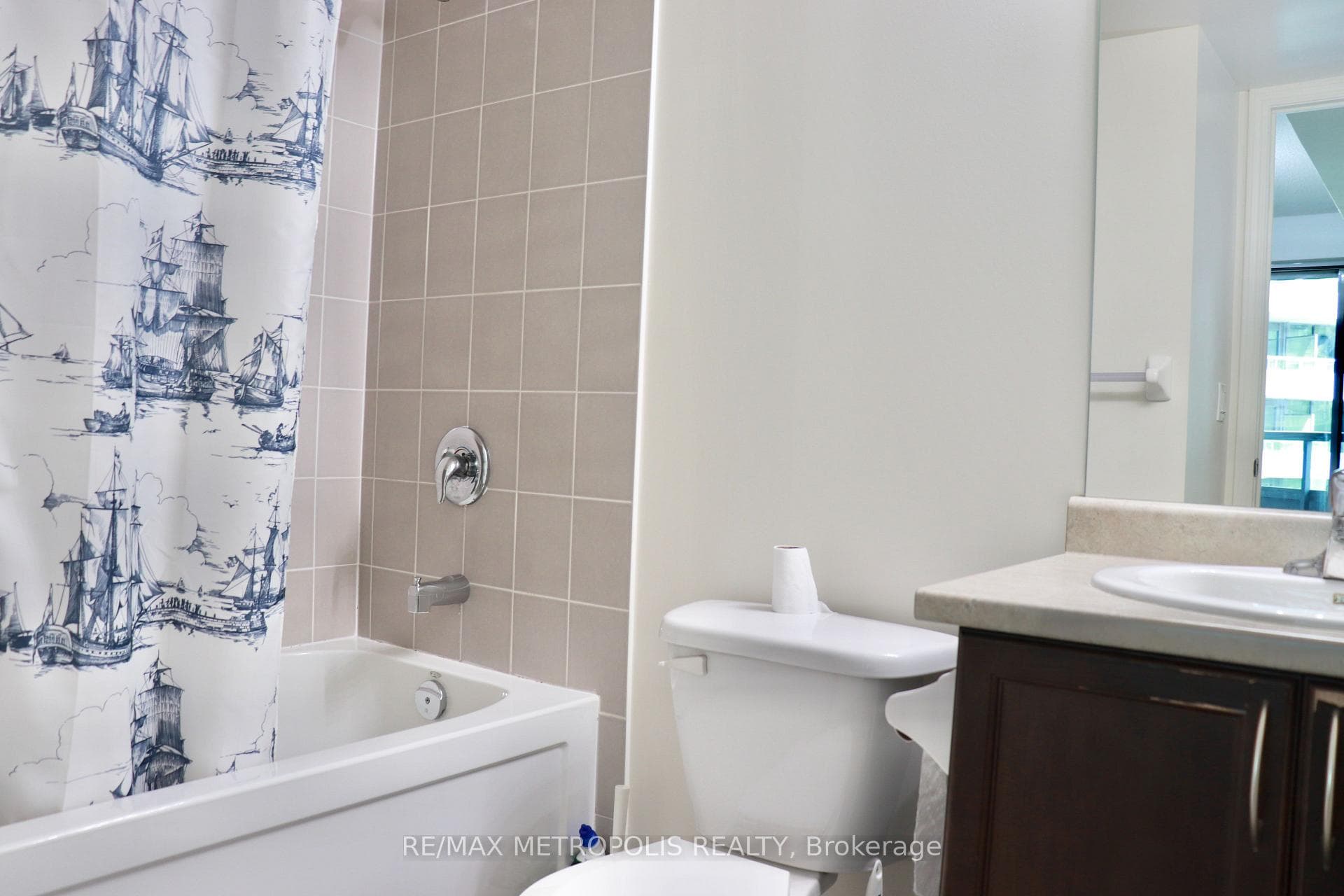 19 Grand Trunk Crescent Unit 815 photo 7