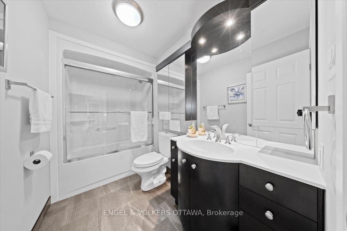 1005 Gold Crescent photo 22
