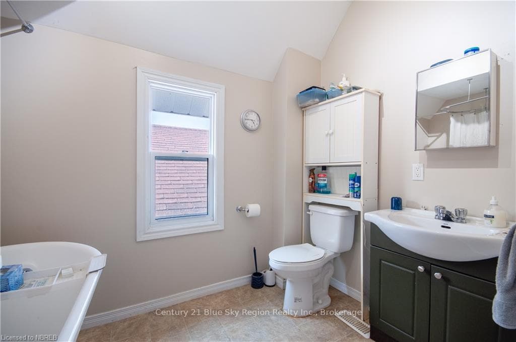 1069 REGINA Street photo 9