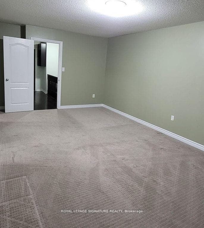 704 Agnew Crescent photo 9