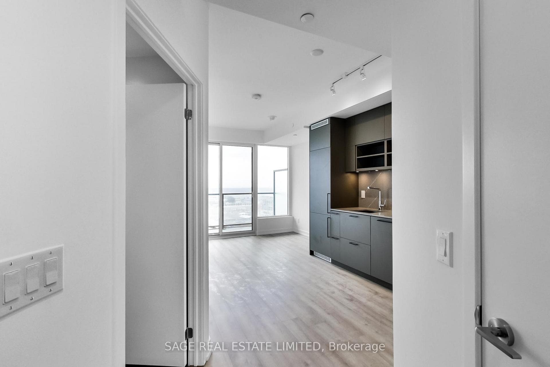 135 East Liberty Street Unit 1712 photo 2