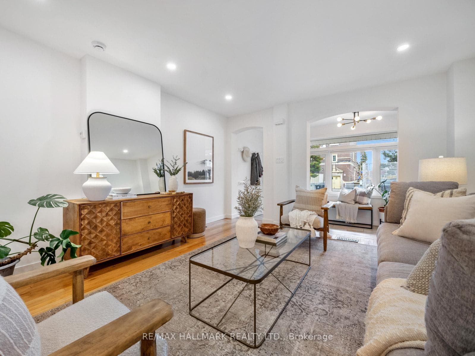 38 Larchmount Avenue photo 4