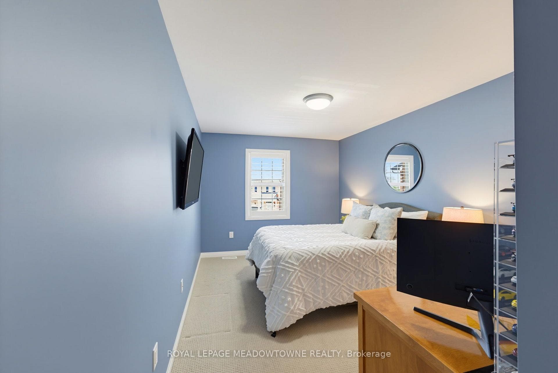 779 Banks Crescent photo 22