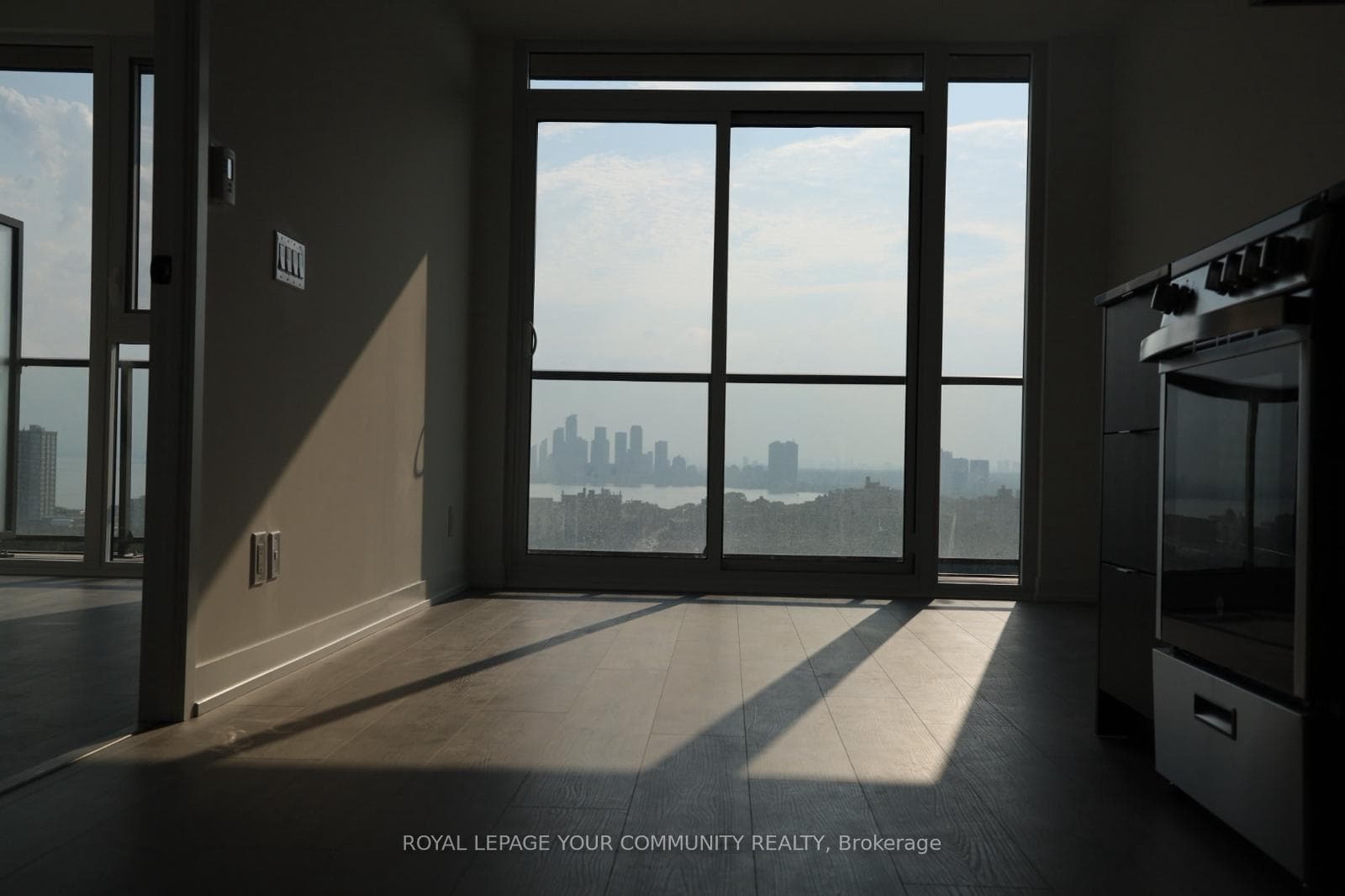 285 Dufferin Street Unit 1507 photo 4