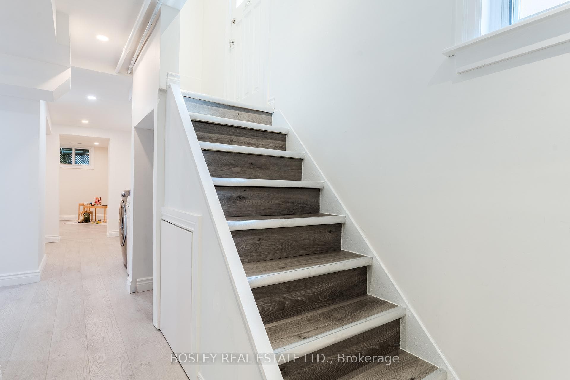 141 Warden Avenue photo 23