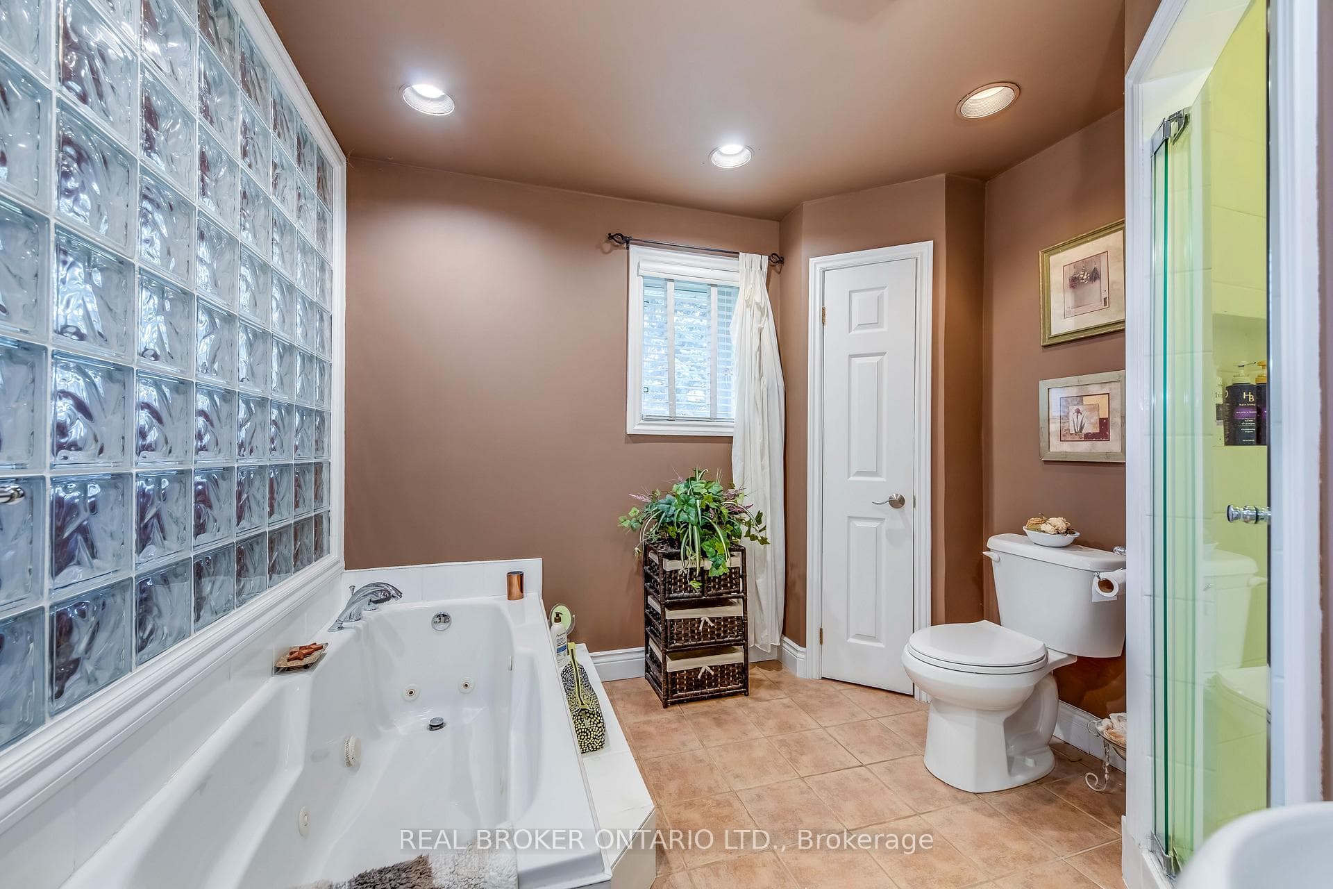 1086 Balment Avenue, Mississauga ON L5E1N8