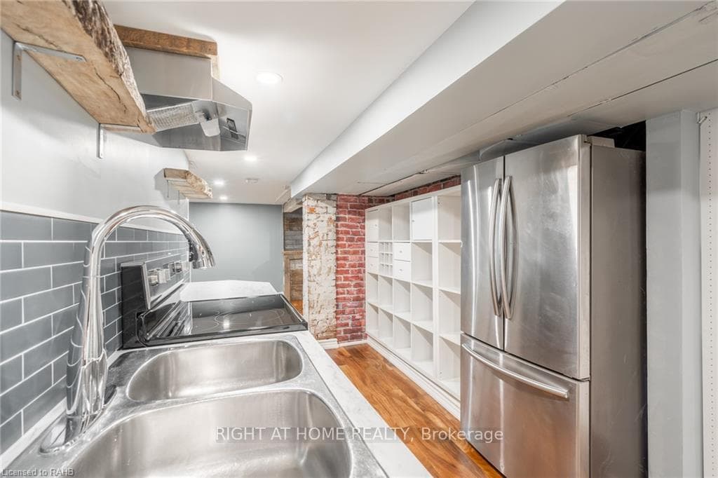 11 Lorne Avenue Unit Lower photo 3
