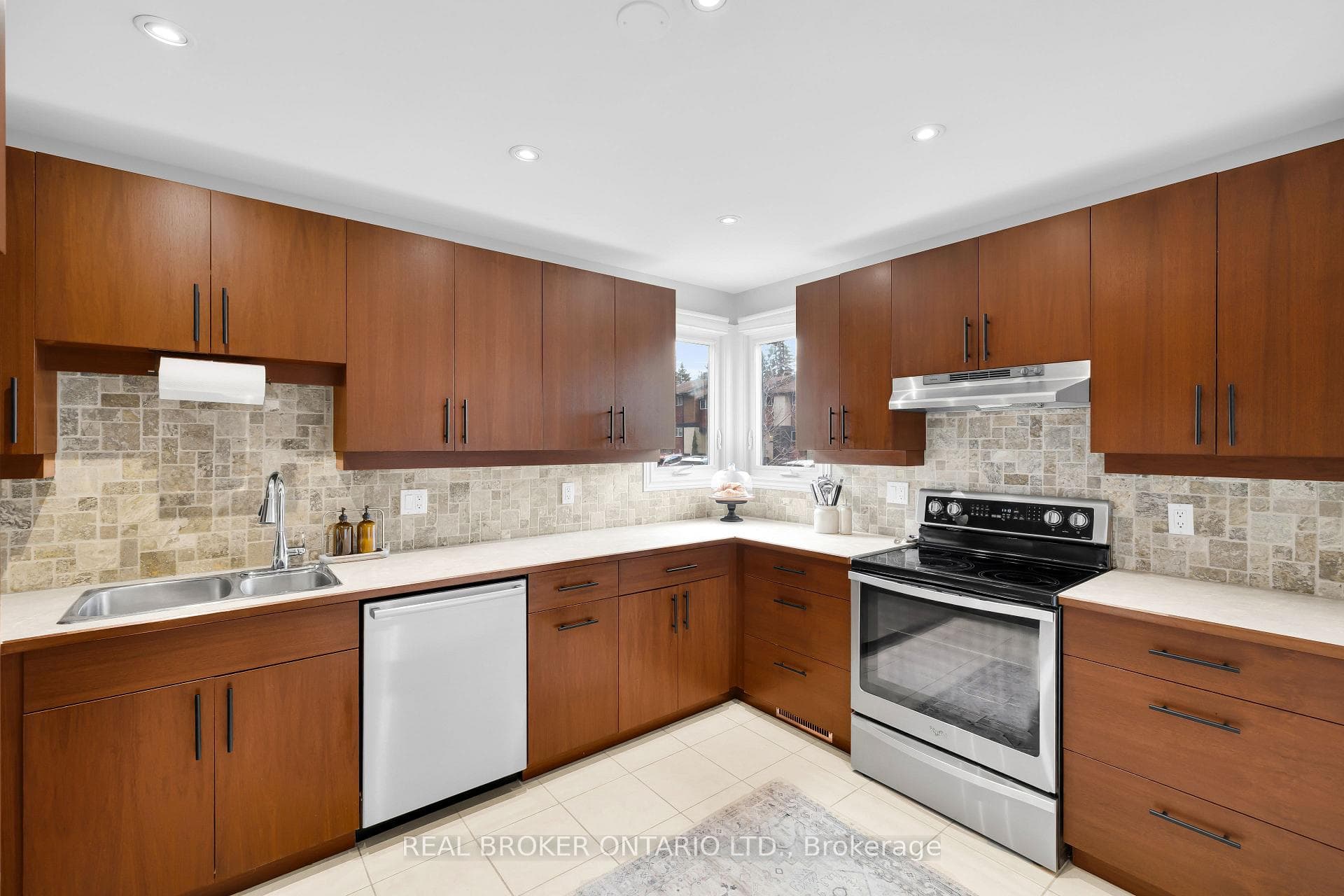 101 Mcclintock Way photo 11