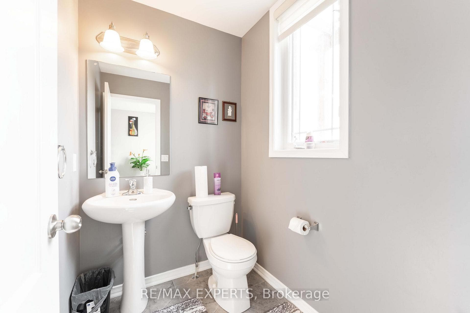 404 Dougall Avenue photo 12