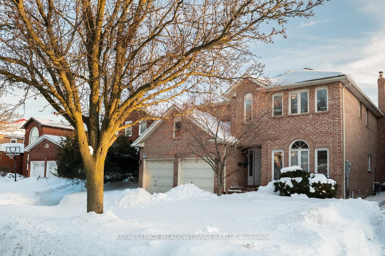 9 Hanna Avenue photo 2