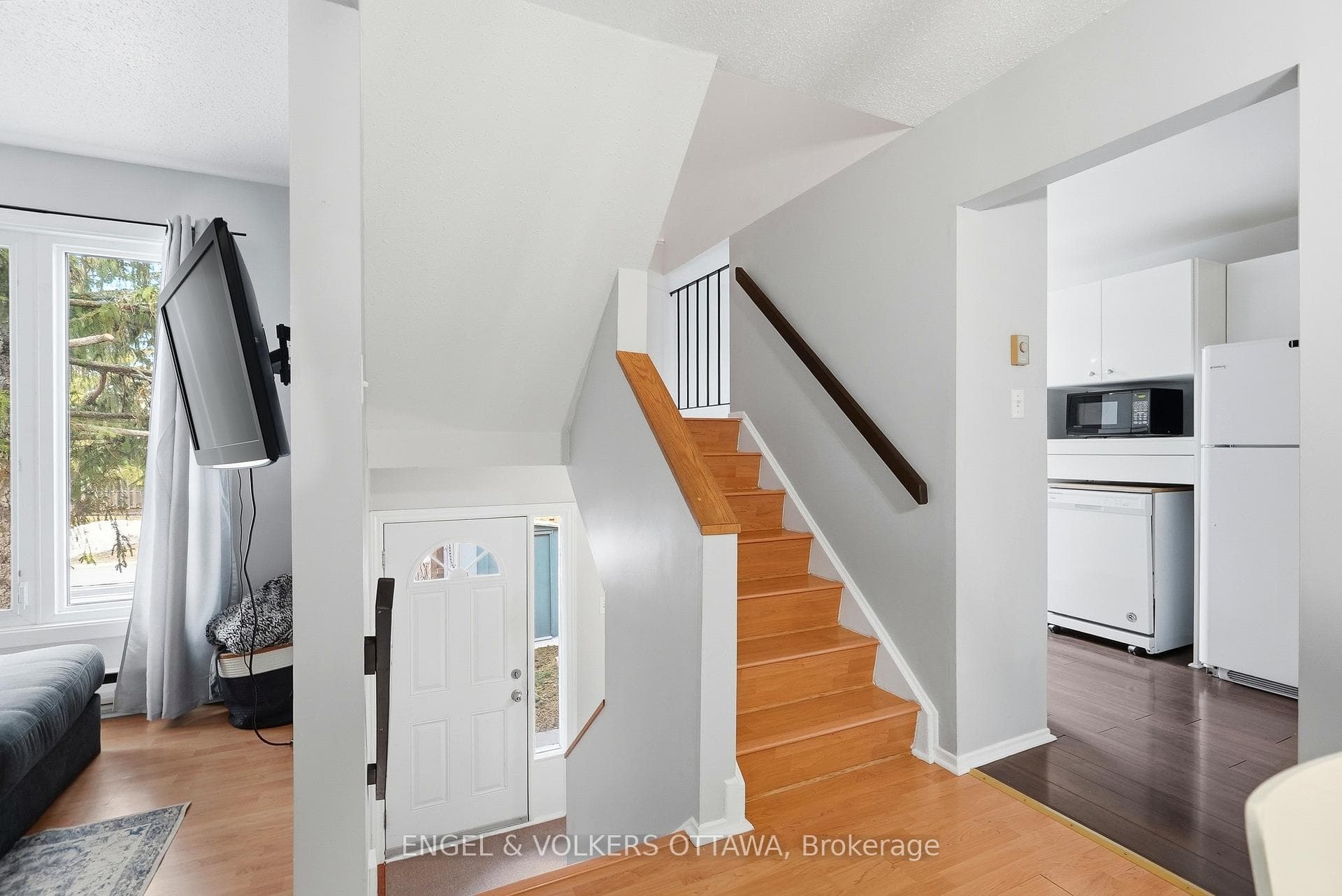 122 Salter Crescent photo 4