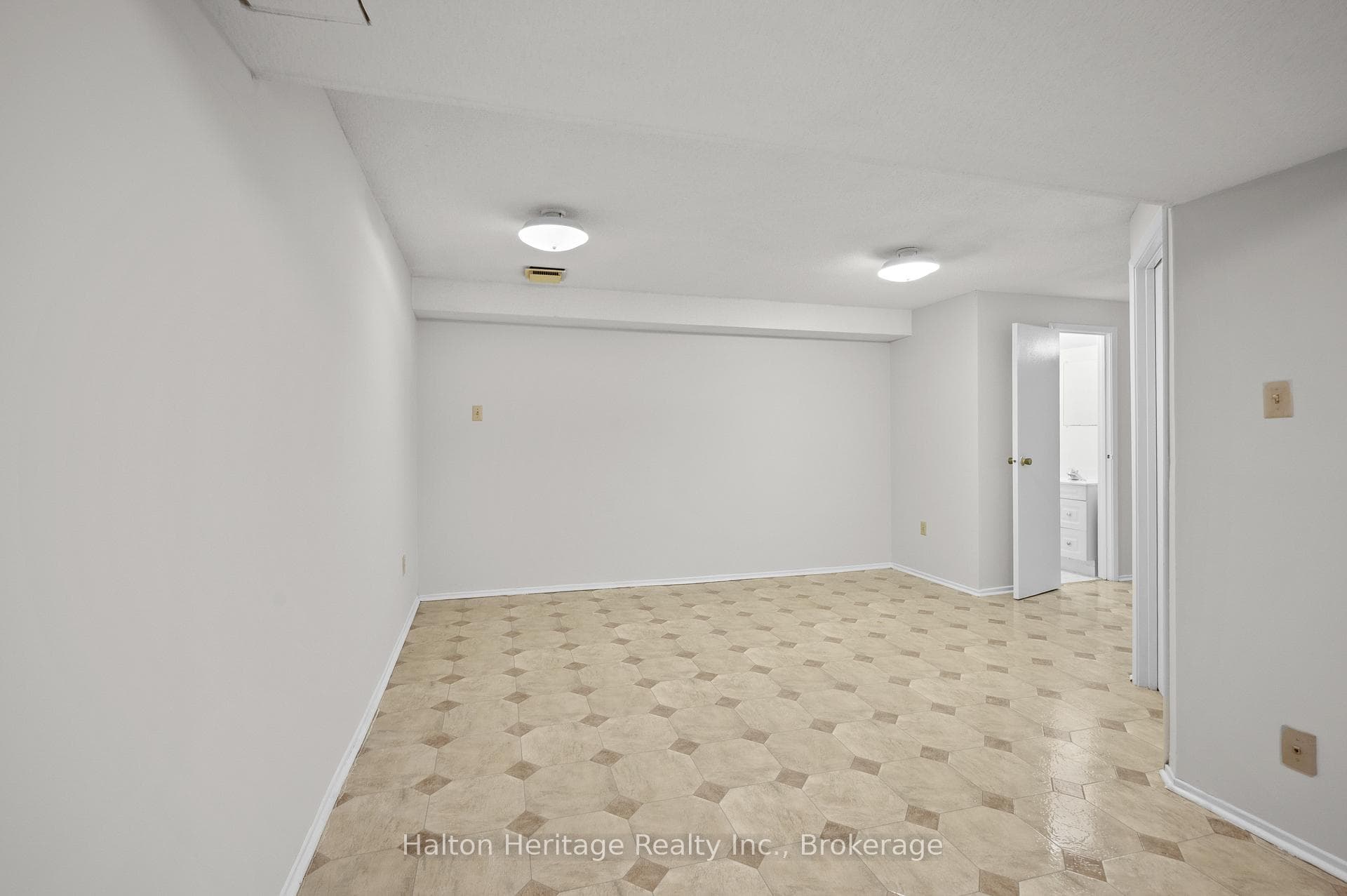 1556 Lancaster Drive Unit 71 photo 40