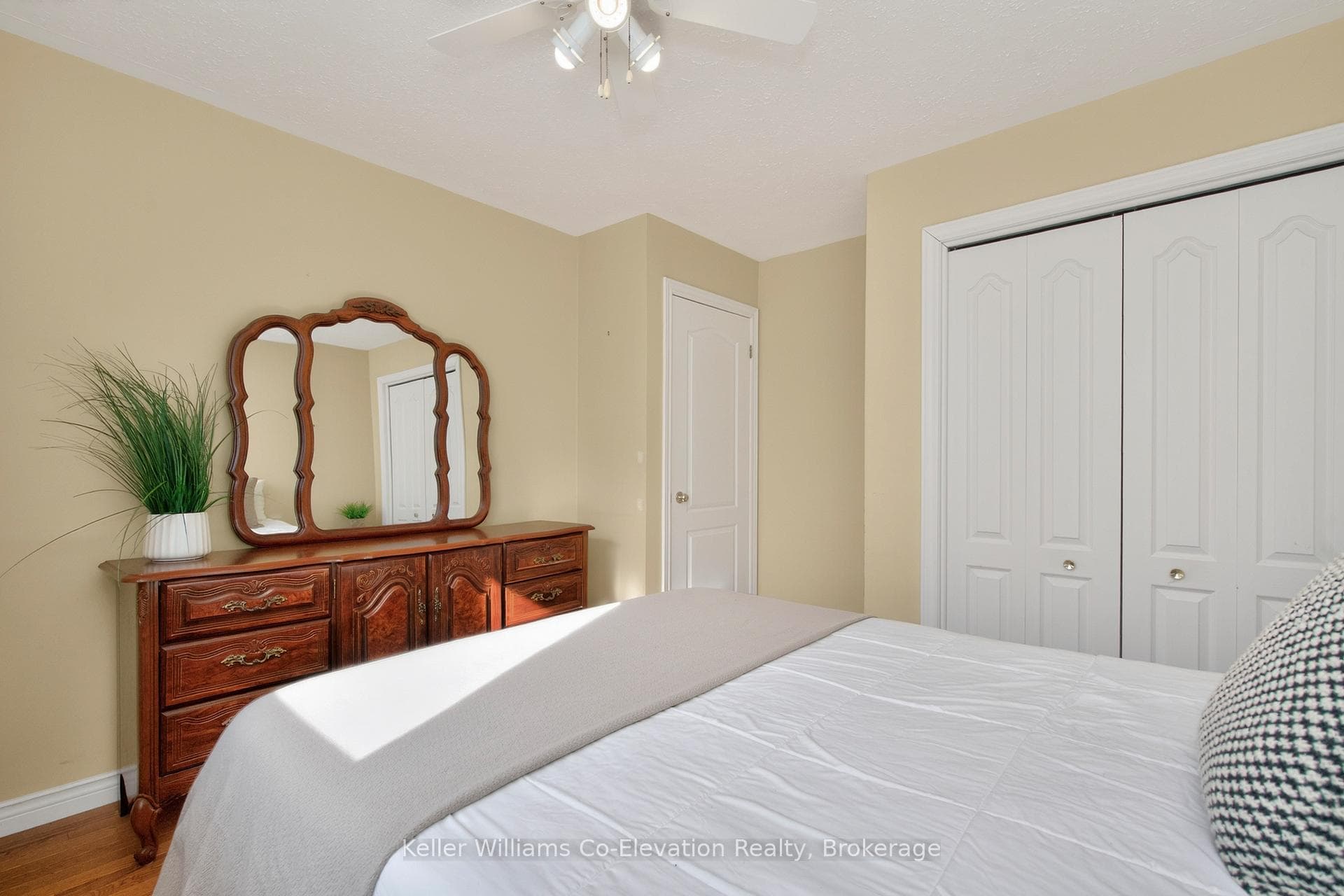 580 Wayne Crescent photo 17