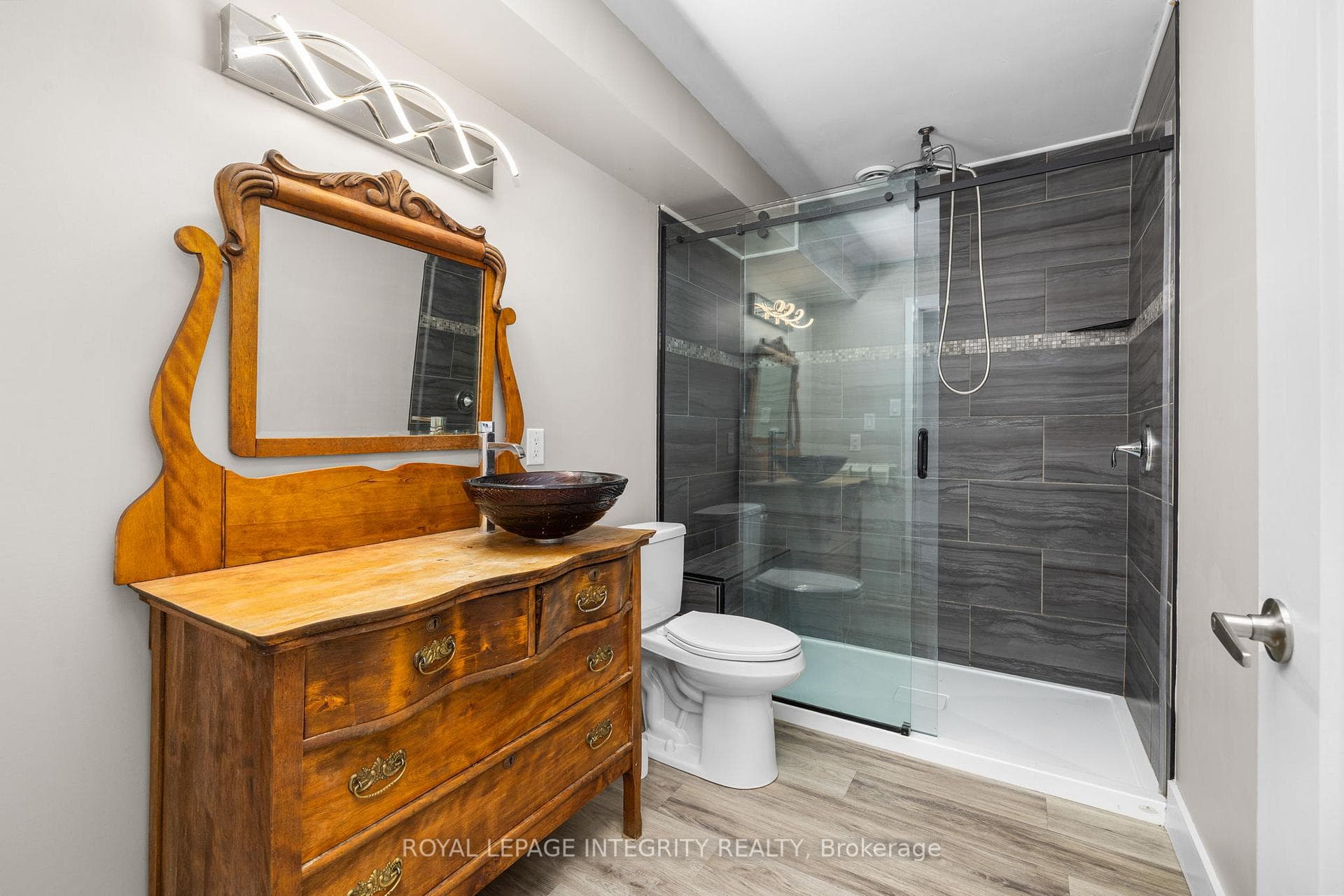Main Bath w/ Accessible Walk In Shower