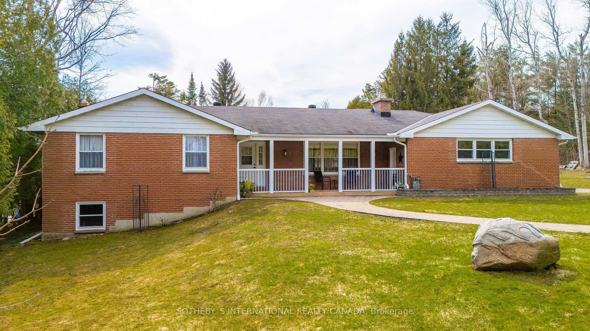 376 Lakeshore Road photo 1