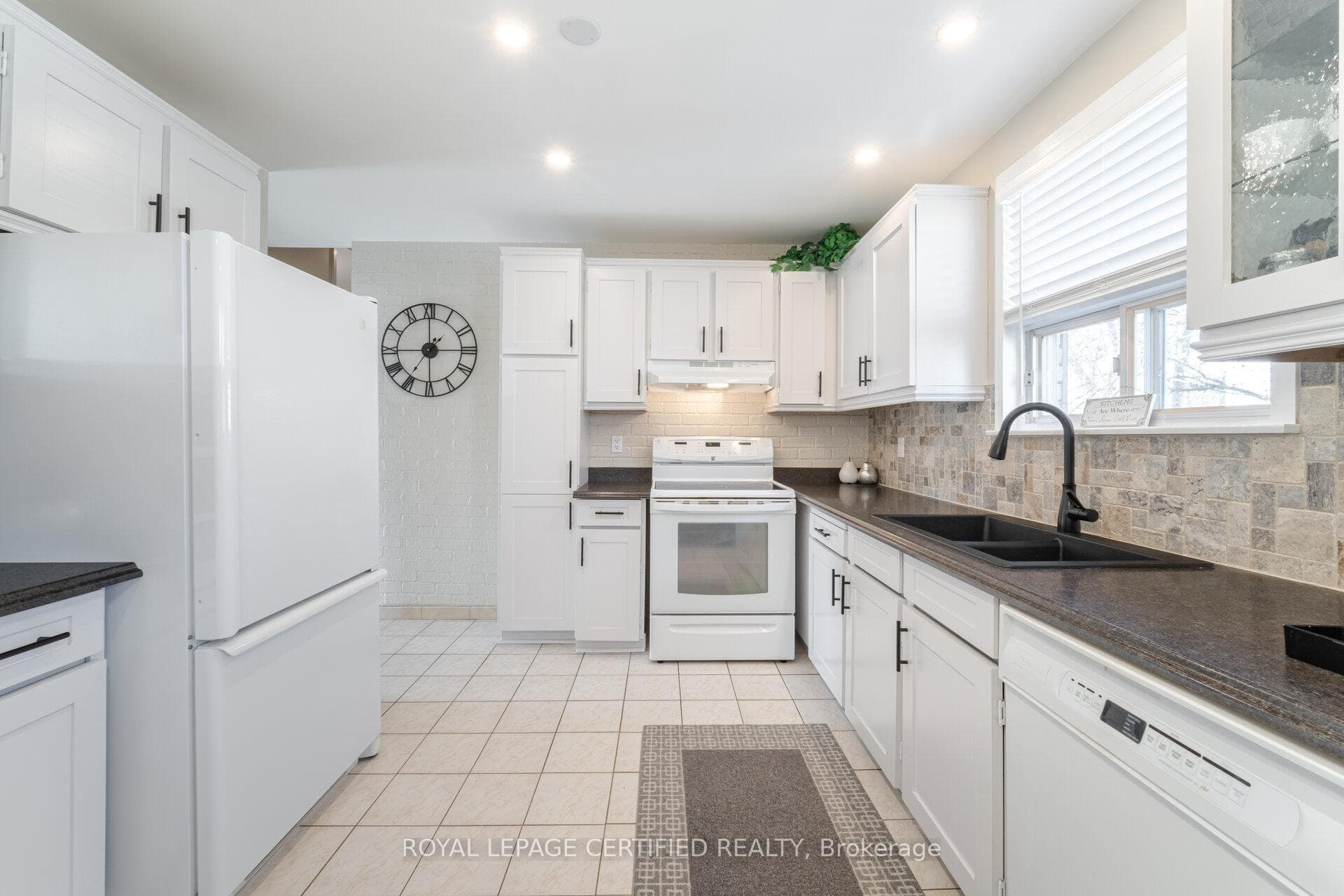 12 Grovetree Place photo 9