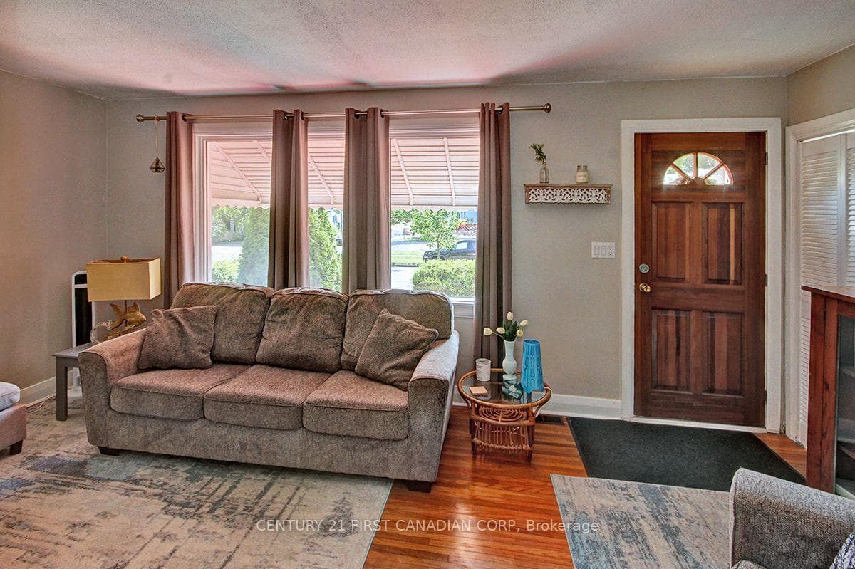 396 Avondale Road photo 5