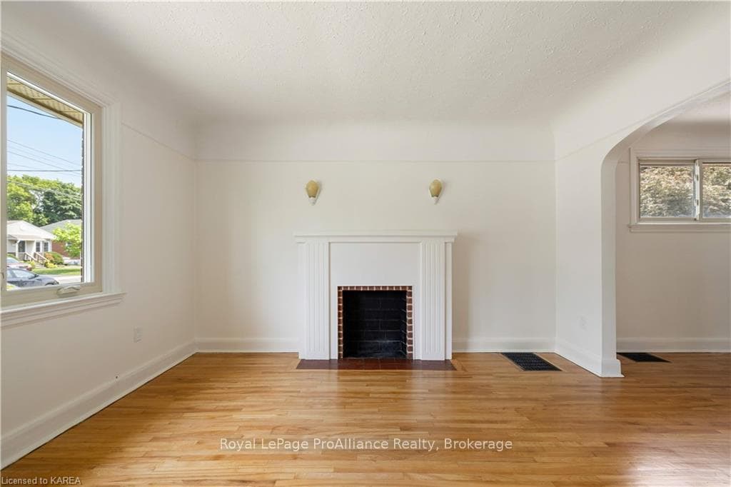 52 CARRUTHERS Avenue photo 7