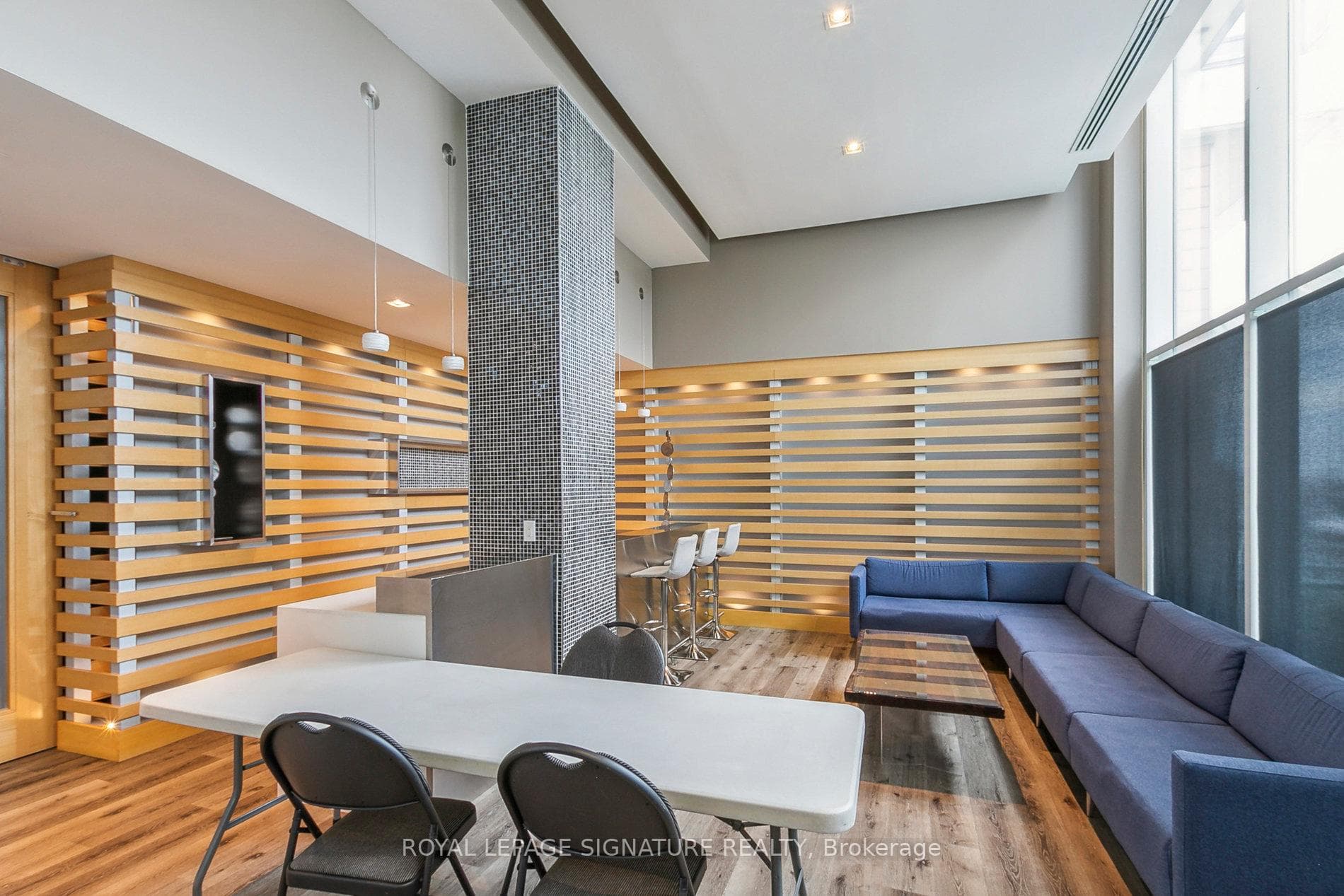 PARTY ROOM
